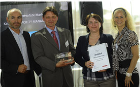Gerhard Schenk und Sabine Harrer (Mitte) von HSG Zander nehmen den Immobilienmarken-Award von Harald Steiner, Premise Group, Claudia Stradner, Kurier, entgegen.